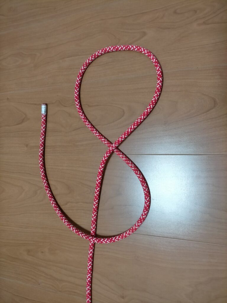 ダブルエイトノット(立木固定)の結び方手順2。エイトノット基本形のロープの流れを確認する工程。どこに先端を通すかを把握する段階。初心者向けDIY高所作業命綱ロープワーク解説