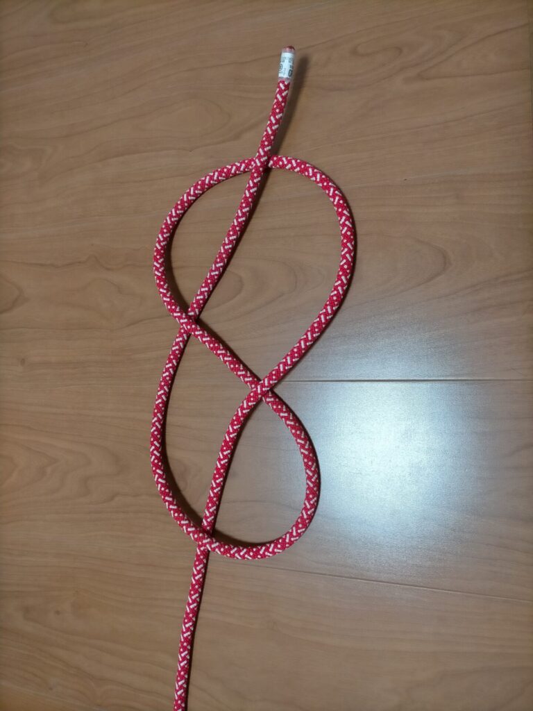 ダブルエイトノット(立木固定)の結び方手順3。ロープを固定したい対象物(棟・ブラケット等)に先端を通す工程。ここが「フォロースルー」の核心部分。DIY外壁塗装の命綱結び方