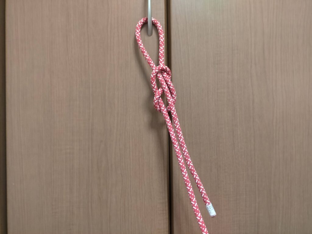 ダブルエイトノット(立木固定)の結び方手順6。最初に結んだエイトノットに沿って輪をたどりながらロープを通していく工程。跡をなぞるようにロープを平行に走らせるフォロースルーの核心技術