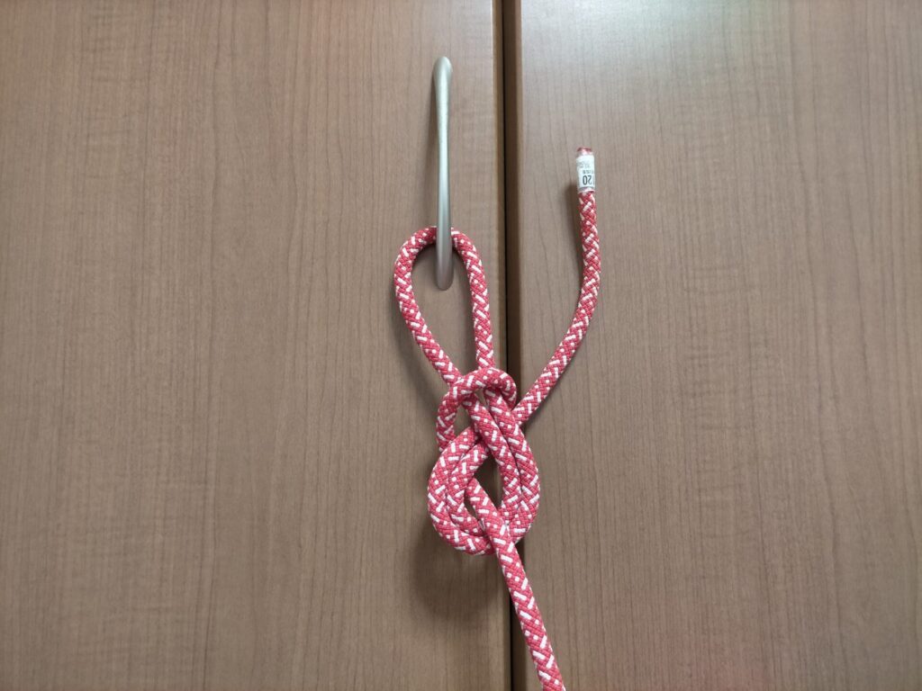 ダブルエイトノット(立木固定)の結び方手順7。エイトノットに沿いたどり終えて締め込み前の状態。全ての輪が二重になっていることを確認する工程。次のステップで両側から引き締めて完成