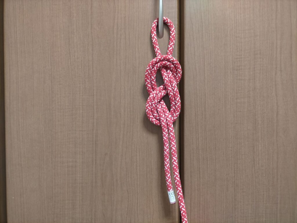 ダブルエイトノット(立木固定)の結び方手順8・完成。両側から引き締めてしっかりと締め込んだ完成状態。強い力がかかっても解けず、作業終了後は解きやすい最強のロープワーク。DIY高所作業命綱の完成形