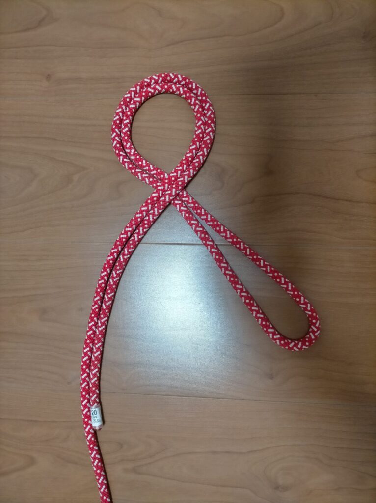 ダブルエイトノット(カラビナ用輪)の結び方手順1。ロープで8の字の基本形を作る工程。クライミングロープ(エーデルワイス8.0mm×30m)使用。DIY外壁塗装の命綱結び方ステップバイステップ解説