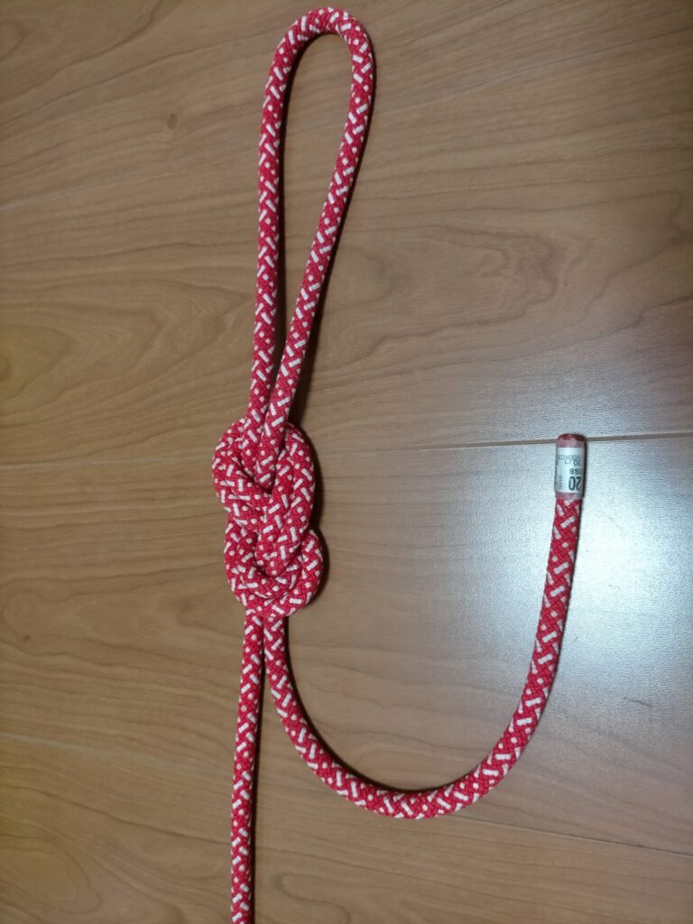 ダブルエイトノット(カラビナ用輪)の結び方手順4。締め込んでカラビナ接続用の輪を完成させる最終工程。8の字の結び目を両側から引き締める動作。DIY外壁塗装命綱ロープワーク最終手順