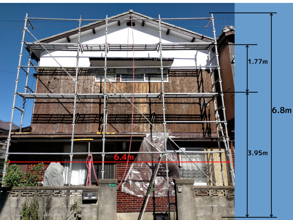 外壁塗装DIYのためプロ業者に個人依頼したクサビ式足場（西面・77,000円）の寸法が確認できる写真。2階建て木造住宅の高所作業に対応した足場組み立て状態