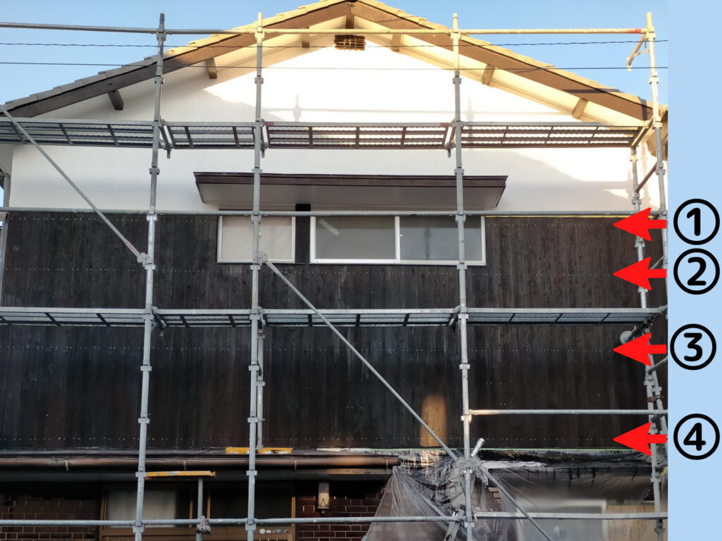 東面の焼杉板の増しどめ後