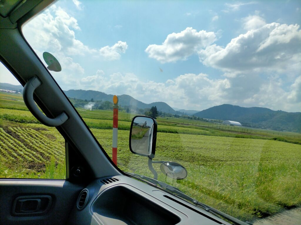 いすゞコモ（E25キャラバン ハイルーフ 2.4Lガソリン）で神奈川県小田原から福岡県太宰府まで片道1300kmを車中泊旅した際の旅途中の風景。工具・寝具満載の「動く工具箱」バンライフスタイル。往路3日間・総費用36,861円・平均燃費8.86km/L