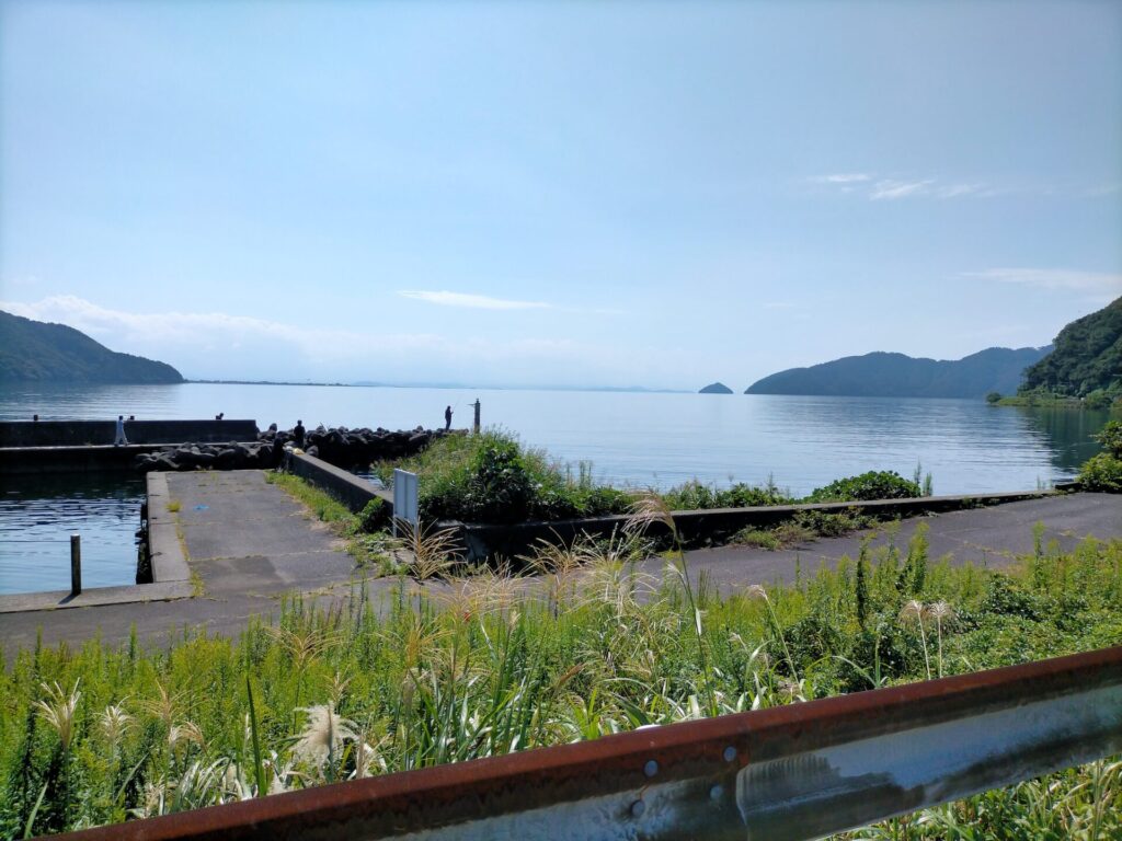 2日目・奥琵琶湖の湖岸道路から見た琵琶湖の絶景。トンビが鳴く空の下を北近畿方面へ走行中。滋賀県道の駅伊吹の里で車中泊後に出発し天橋立を目指す途中。神奈川小田原から福岡太宰府1300km車中泊旅のルート上の景色