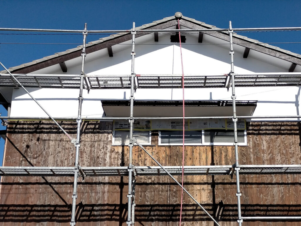 45年木造2階建て実家の東面・北面・西面モルタル外壁と軒天をカンペハピオ水性シリコン多用途（白・こげちゃ）でDIY塗装した完成状態。カチオンシーラー下塗り後に上塗り2回。チョーキング現象が出た外壁を約31万円のDIYで再生