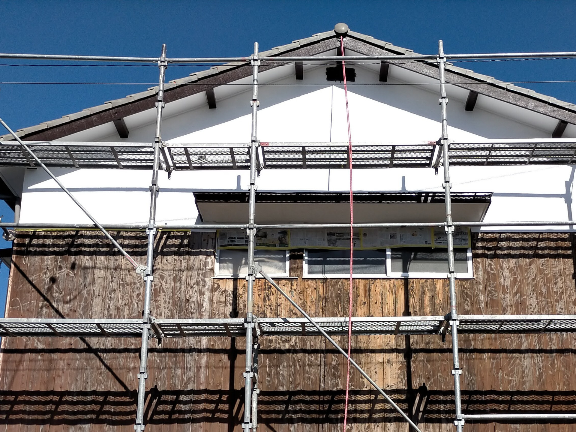 45年木造2階建て実家の東面・北面・西面モルタル外壁と軒天をカンペハピオ水性シリコン多用途（白・こげちゃ）でDIY塗装した完成状態。カチオンシーラー下塗り後に上塗り2回。チョーキング現象が出た外壁を約31万円のDIYで再生