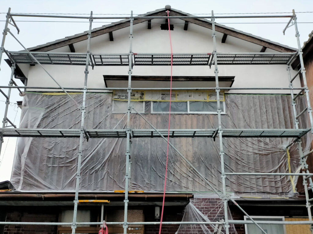 モルタル外壁面へのカンペハピオ水性カチオンシーラー乳白色（使用量7L・塗り面積35㎡・1回塗り）の下塗り作業。しっかり攪拌して薄めずそのまま使用。マイクロファイバーローラー毛丈20mmで塗布。上塗り密着性と耐久性を高める下地処理