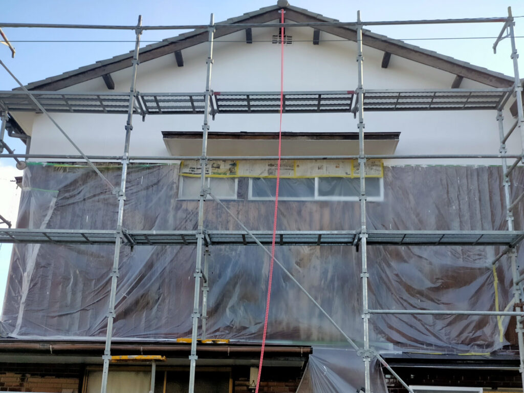 西面モルタル外壁・軒裏・軒天ケイカル板へのカンペハピオ水性シリコン多用途（白・水5〜10%希釈）上塗り2回完了の状態。使用量8L・塗り面積55㎡（2回塗り含む）。こげちゃは木部のみで白のみの仕上がり