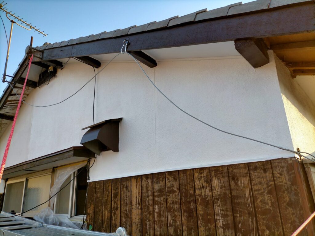 屋根頂上(棟)のアンテナブラケットにTRUSCOステンレスパッドアイ9mm(TPD-9)を取り付けブラックダイヤモンドのカラビナを連結した命綱固定点。ダブルエイトノットで結んだクライミングロープを接続する高所作業の墜落防止アンカーポイント