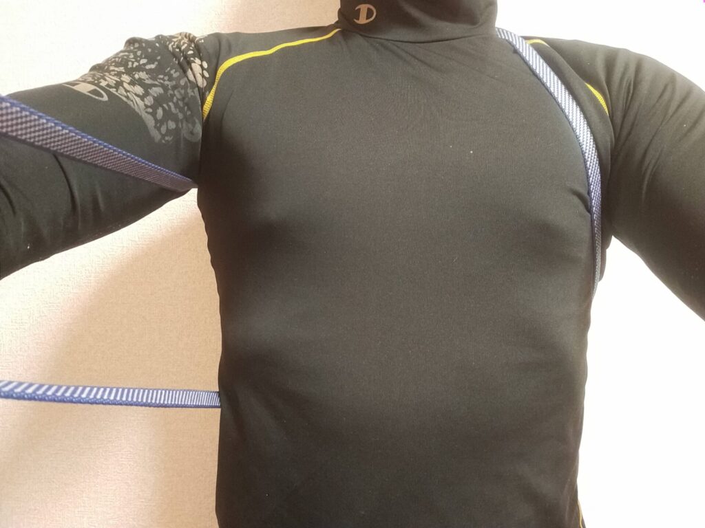 簡易チェストハーネス(シートベント)の作り方手順1。ダイニーマスリング120cmを右腕に通し背中から左脇の下へ通す工程。登山スリングを使ったフルハーネス代替の簡易安全帯。DIY外壁塗装高所作業の転落防止