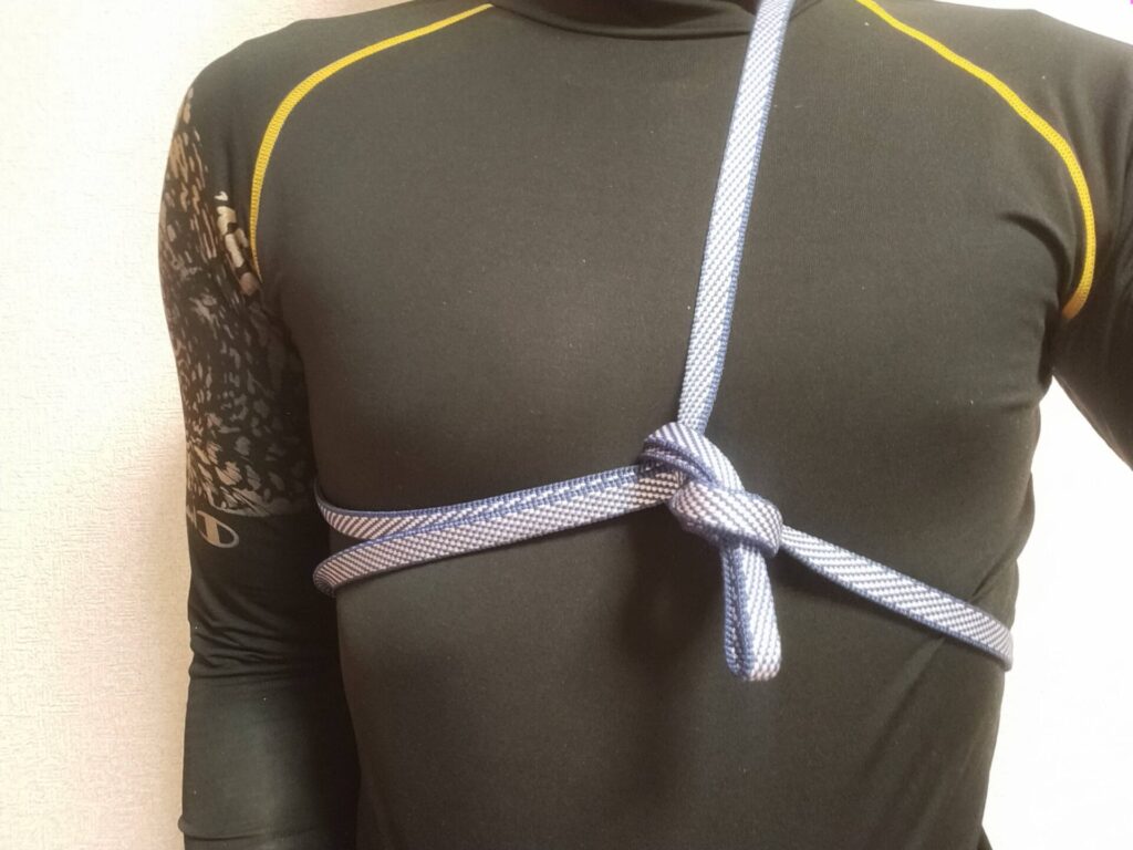 簡易チェストハーネス(シートベント)の作り方手順4。前工程で作った輪の中にスリングの先端を通す工程。これによってカラビナを接続できるループが完成する。フルハーネスを買わない安価な墜落防止構成