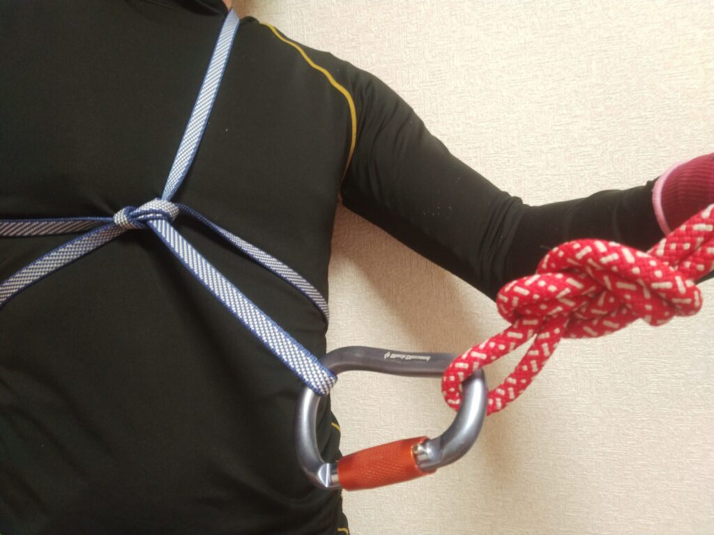 簡易チェストハーネス(シートベント)の作り方手順5・完成。ダイニーマスリング120cmで作った胸部のループにブラックダイヤモンドのカラビナ(ツイストロックBD10537)を接続しダブルエイトノットで結んだクライミングロープ(エーデルワイス8.0mm)を連結した完成状態