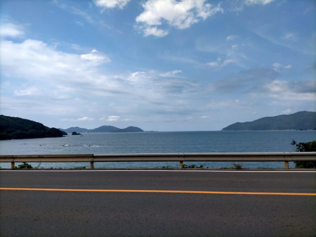 2日目・福井県若狭町の勢浜海水浴場。奥琵琶湖から日本海へ抜ける国道沿いの海水浴場。天橋立へ向かう途中に立ち寄った日本海沿いの景色。神奈川小田原から福岡太宰府1300km車中泊旅のルート上