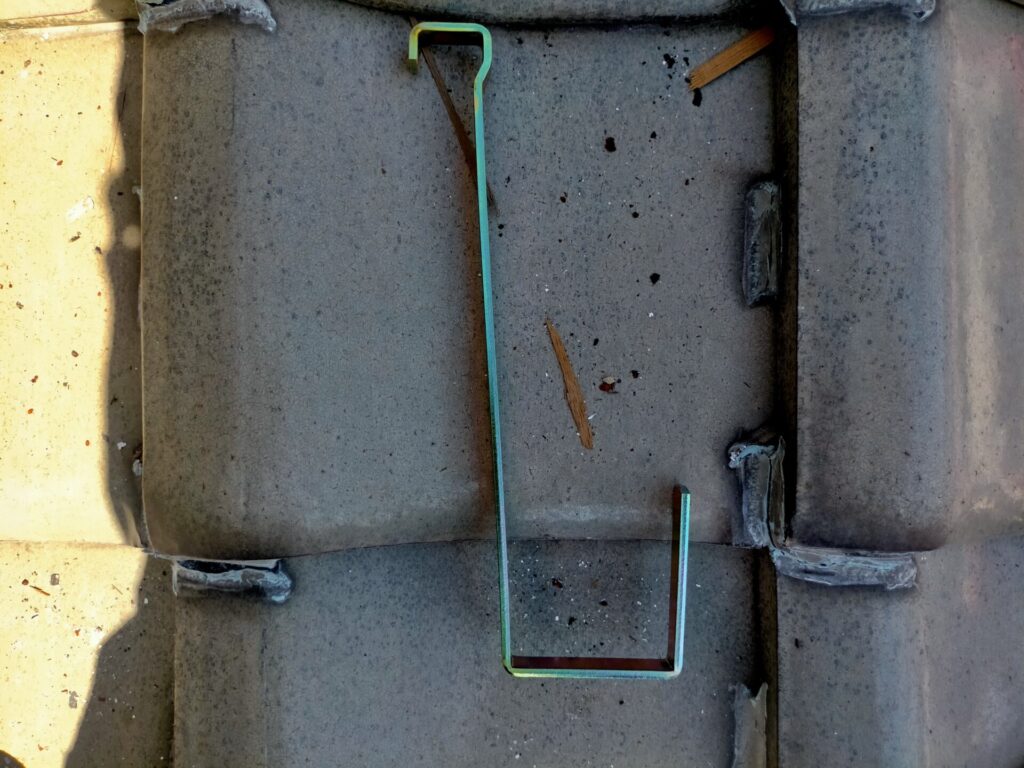 白幡瓦用資材止G-6(小・鉄・クロームメッキ)単体の外観。傾斜屋根に足場板・角材(垂木)を水平に架けるためのフック金具。ホームセンターでは販売していないプロ用屋根作業資材。DIY屋根上足場の基礎となる必須アイテム