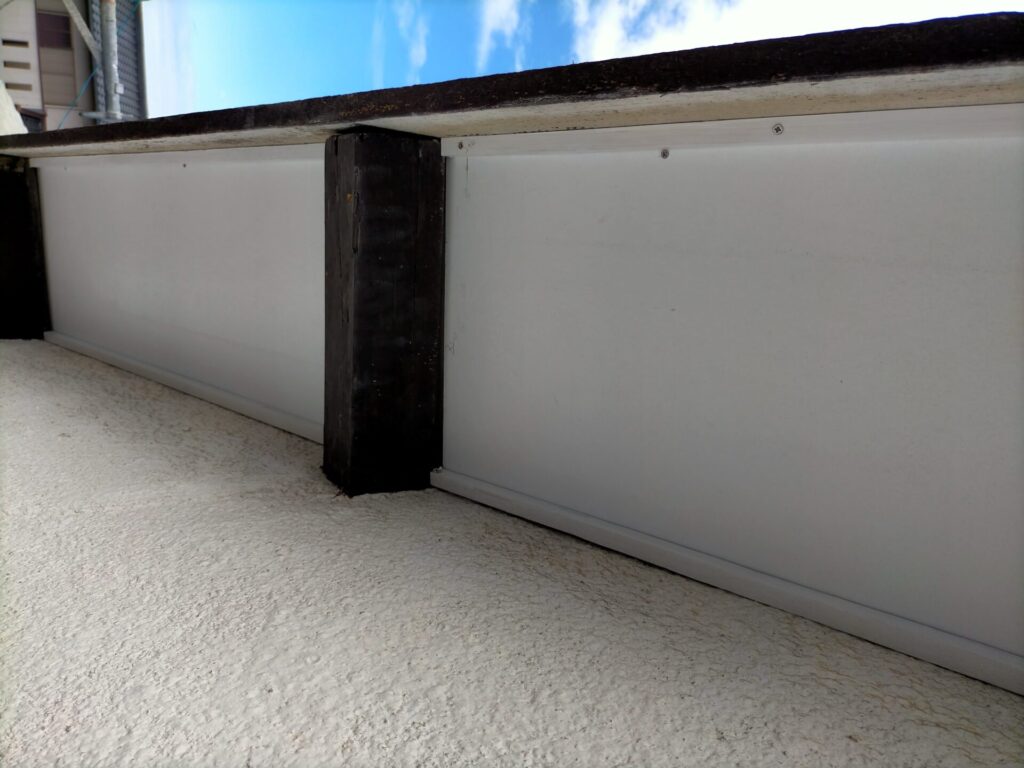 軒天ケイカル板（6mm）を塗装済み杉角材（15×15mm）にコーススレッド（ステンレス3.3×30mm・3.3×45mm）で本固定した完成状態。ケイカル板の割れ防止のため5mm小さくカットして施工した適切な隙間管理。変成シリコンシーリング前の状態