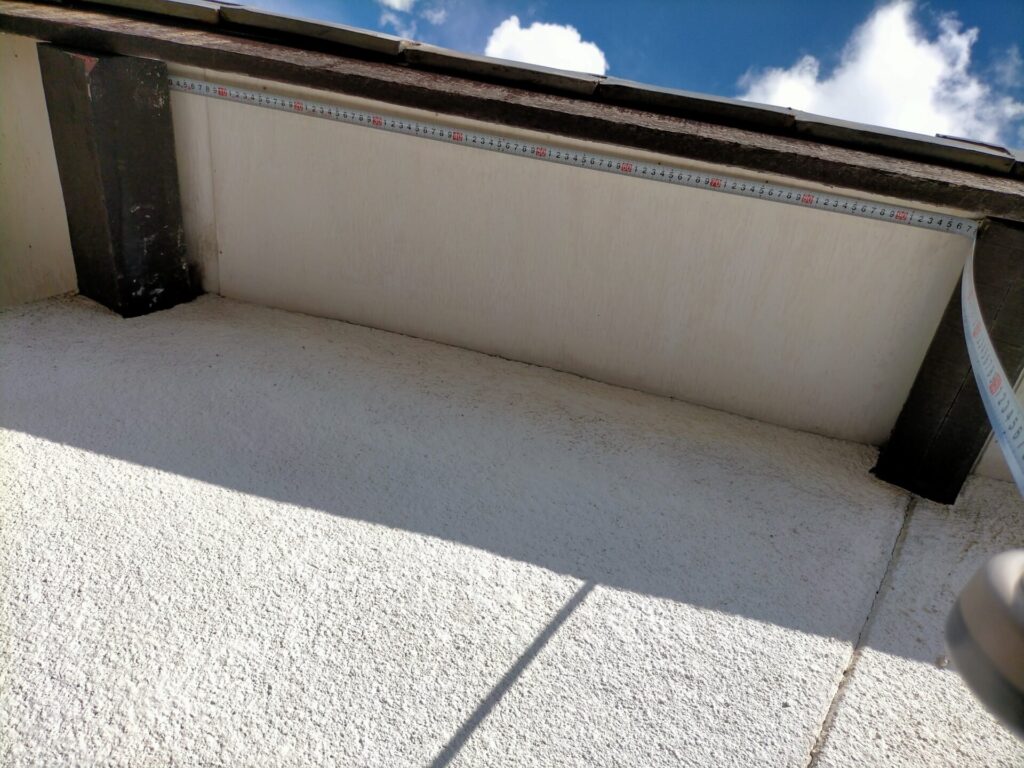 軒天ケイカル板加工のための寸法取り作業。スケール・差し金で最長9,600mm・幅310〜325mm（1枚ごとに最大10mm差あり）を実測。棟木と母屋の間への施工のため寸法より5mm小さくカットする必要があり個別寸法管理が必要