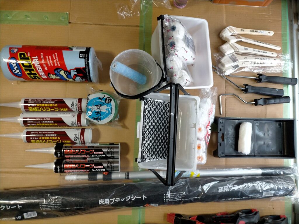 軒天ケイカル板塗装に使用した材料・工具の実物写真。カンペハピオ水性カチオンシーラー乳白色4L（下塗り）・カンペハピオ水性シリコン多用途白3.2L（上塗り）・変成シリコン・刷毛・ローラー・バケツなど。外壁塗装共用材料も含む