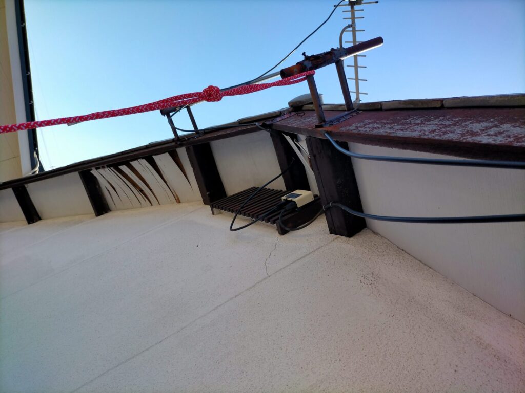 45年木造2階建て実家の軒天カラーベニヤ（3mm）が何カ所も剥がれているDIY修理前のビフォー状態。東面軒天の塗装チョーキングと表面剥離が顕著。ケイカル板（6mm）張り替え・重ね張りによる修理前の劣化状況