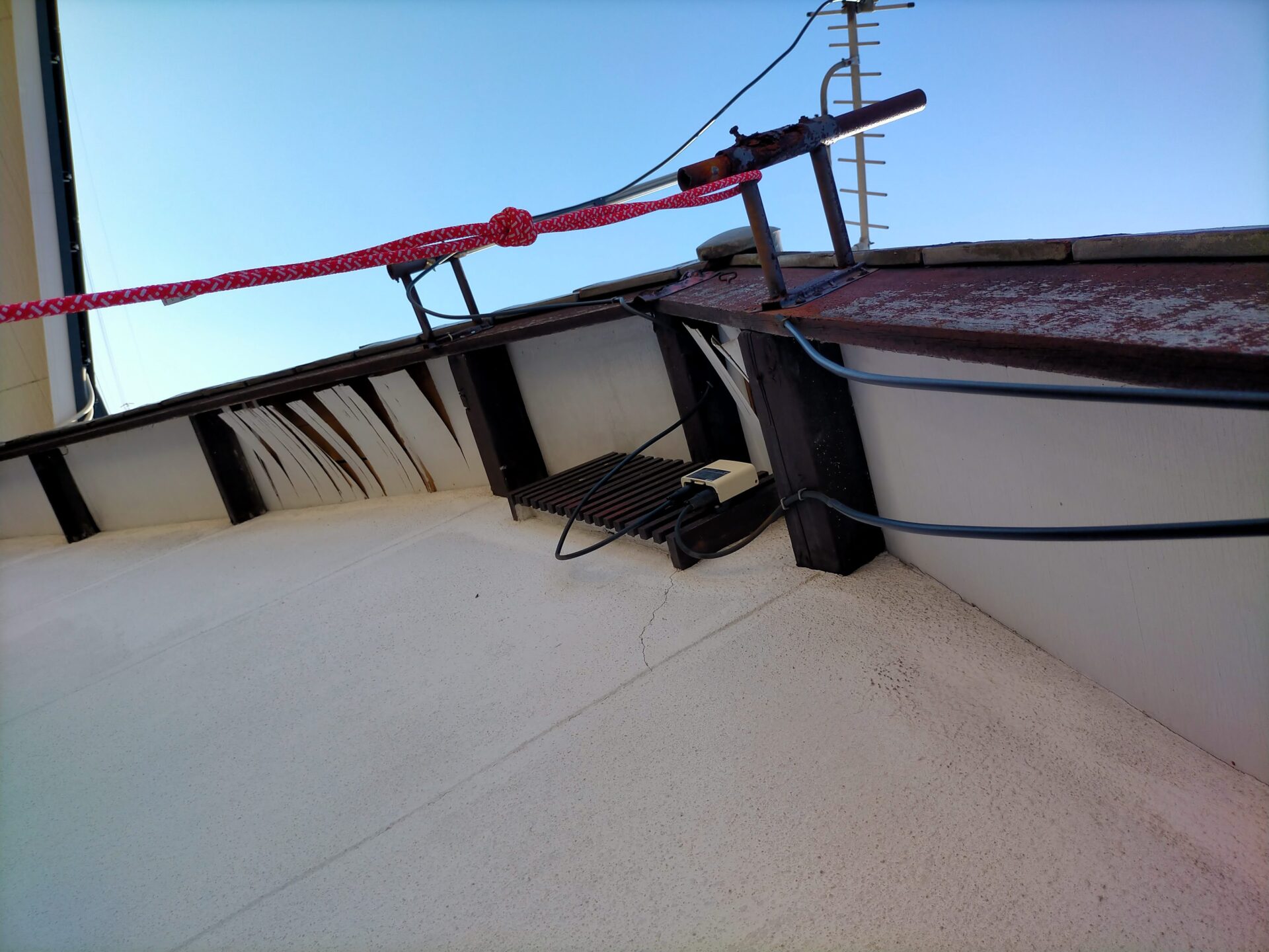 45年木造2階建て実家の軒天カラーベニヤ（3mm）が何カ所も剥がれているDIY修理前のビフォー状態。東面軒天の塗装チョーキングと表面剥離が顕著。ケイカル板（6mm）張り替え・重ね張りによる修理前の劣化状況