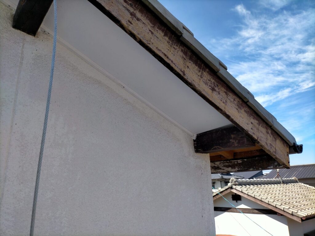 アイリスオーヤマFBN-301高圧洗浄機で軒（軒天ケイカル板・軒天ベニヤ板・軒・棟木・母屋）を洗浄した後の状態。足場上での作業。古い塗膜と汚れが除去されカチオンシーラー下塗りを待つ状態