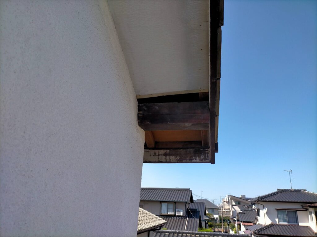 軒天カラーベニヤ（3mm）撤去後の棟木・母屋の下地状態確認。カビ・害虫・腐食がない箇所はケイカル板を重ね張り、傷みが激しい箇所は完全張り替えと判断する基準となる状態確認写真。チョーキングした塗装面も確認