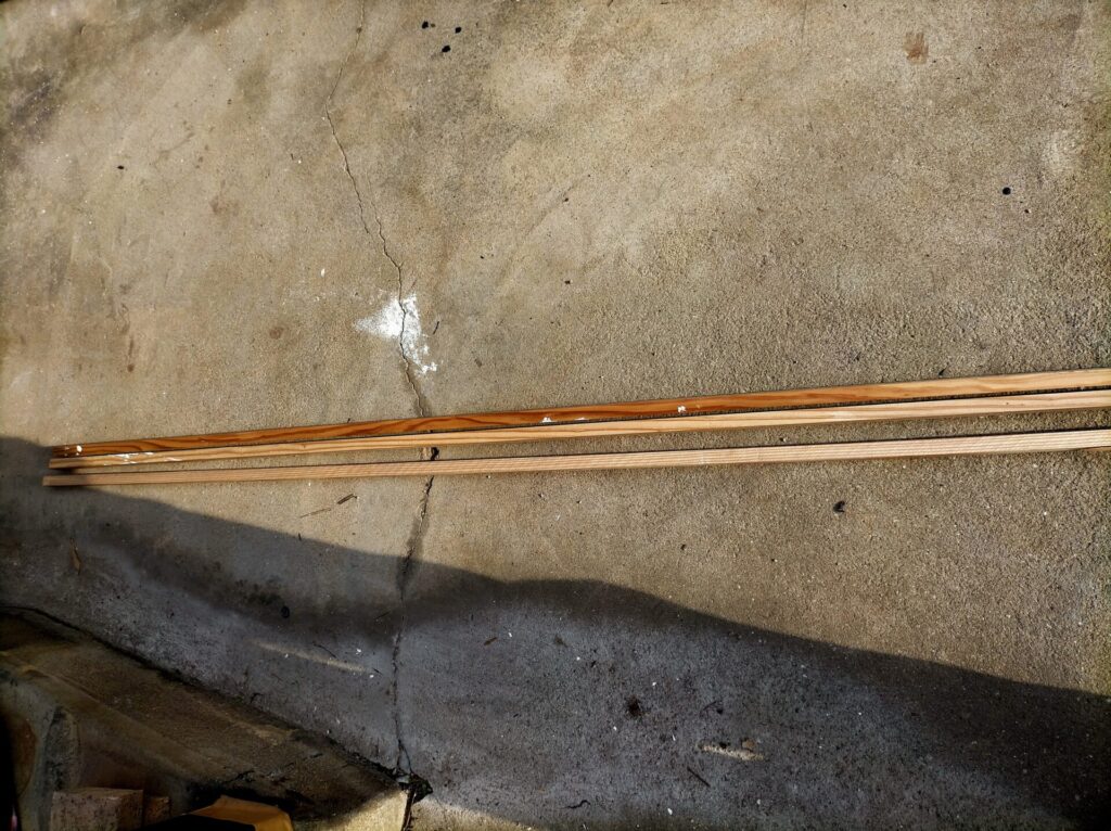 軒天ケイカル板固定用の杉角材（15×15×1980mm）の実物写真。1本167円×15本＝2,505円（GoodDay・税込）。ケイカル板を棟木・母屋に固定する際の胴縁として使用。取り付け前に防腐塗装を施してから現場で切り出す