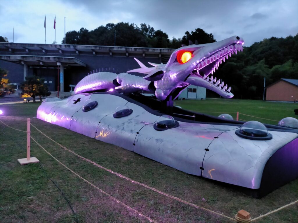 京都府・丹後郷土資料館に展示されている龍の造形物。天橋立観光の立ち寄りスポットとして紹介。龍の展示が見どころで記事執筆者のお気に入りスポット。神奈川小田原から福岡太宰府1300km車中泊旅2日目の天橋立周辺観光