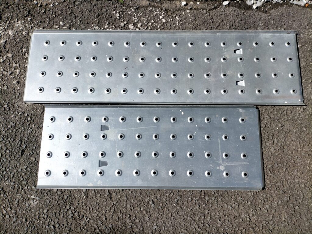 WEIMALL多機能アルミはしご4.7mに付属する専用足場プレートの外観。はしごをコの字・作業台モードに変形させた際に乗せることで安定した作業面を確保するオプションパーツ。この付属品の有無が作業効率と安全性を左右する