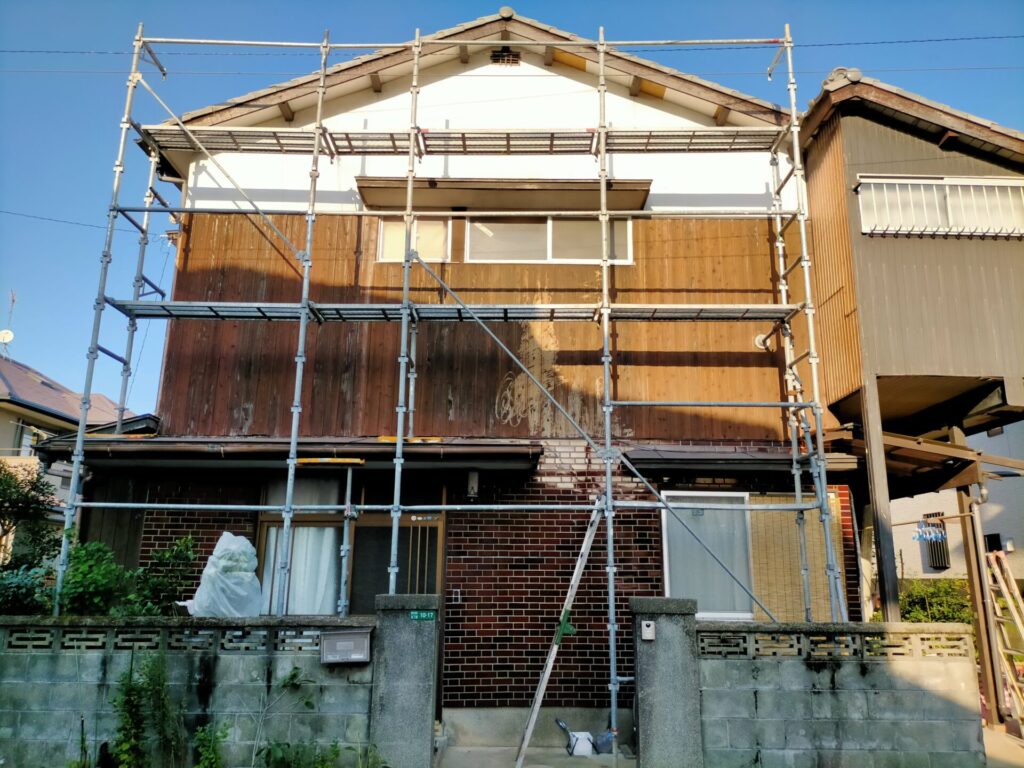 45年木造2階建て実家の西面に地元足場業者が設置したくさび緊結式足場。施工面積43.5㎡・費用77,000円（税込）。単管パイプの自力組み立て見積もり11万円より安くDIY軒天ケイカル板全面張り替えに対応できる安全な高所作業環境