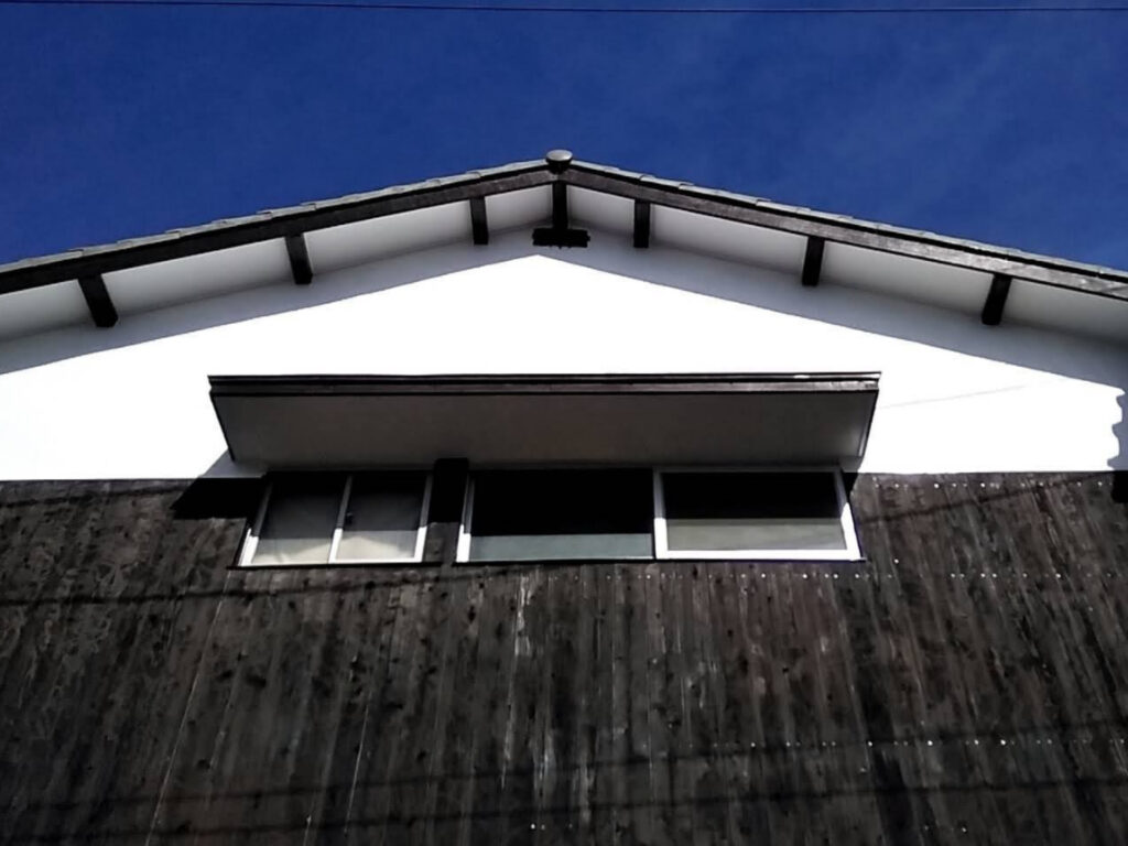 足場撤去後の実家外壁DIY塗装完成全景。焼杉板にナフタデコール（ロックペイント・ブラック）を塗布しコーススレッドで増し止め・変成シリコンシーリングで補修。モルタル白壁と焼杉黒の組み合わせが熊本城を彷彿とさせる渋い仕上がり