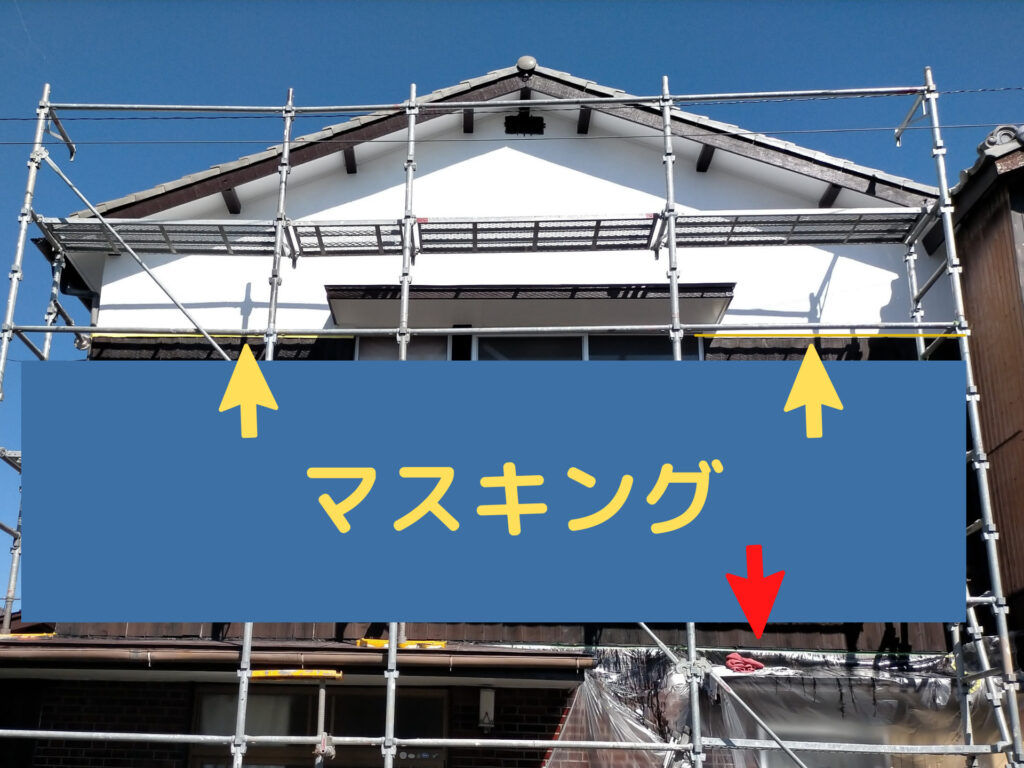 焼杉板外壁塗装（ナフタデコール）前のマスキング作業。モルタル面・窓枠・基礎など塗料が付着してはいけない3カ所をマスキングテープ・養生テープ・ポリマスカーで養生した状態