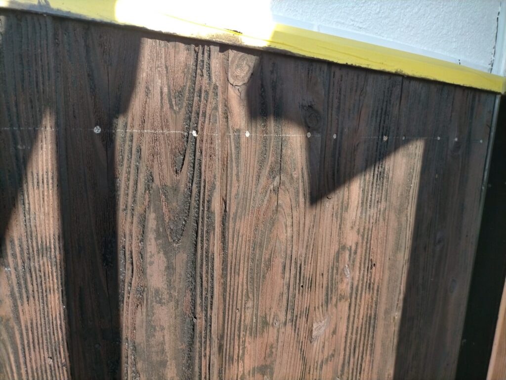 塗装後の西面焼杉板にコーススレッド（3.3×30mm・3.3×45mm）を4列で増し止めしている作業。マキタインパクトドライバMTD001DSX使用。反りがひどい西面はすべての板に4列打ちが必要。皮スキを使うと空回りするビスも簡単に除去できる