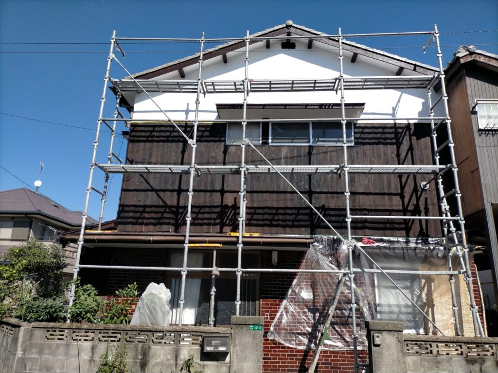 西面外壁焼杉板へのナフタデコール（ブラック）1回塗り・塗装面積約30㎡・使用量14L塗装完了状態。キシラデコール同等品ロックペイント製浸透性木材保護塗料による防虫防腐処理済み。この後コーススレッド4列で増し止め作業