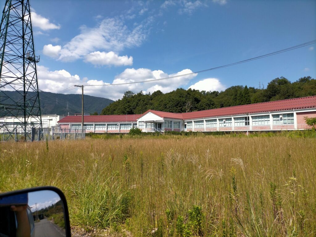 2日目・滋賀県長浜市（旧永原村）のヤンマー株式会社永原工場跡。奥琵琶湖湖岸沿いに現れる産業遺産。天橋立へ向かう途中に立ち寄った景色。神奈川小田原から福岡太宰府1300km車中泊旅・2日目の山陰ルート途中