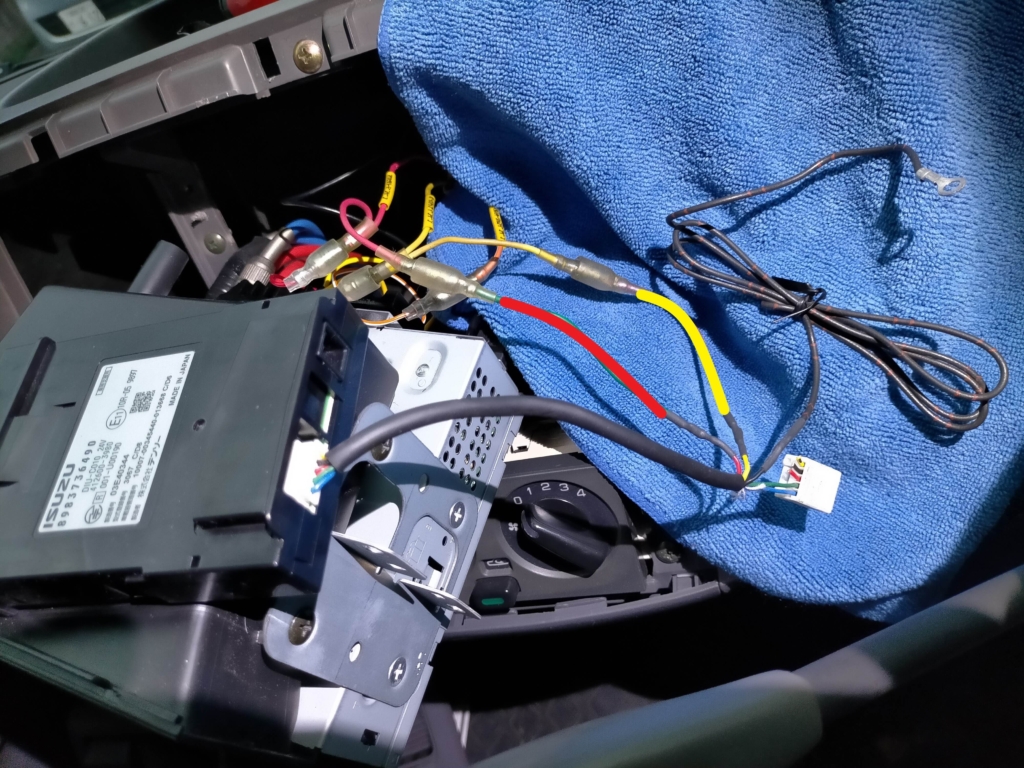 E25キャラバン/いすゞコモのオーディオ電源ハーネスにETC2.0車載器DIU-C010の電源線（黄：常時・赤：ACC）をギボシ端子で結線した状態。検電テスターで常時電源とACC電源を確認してから接続