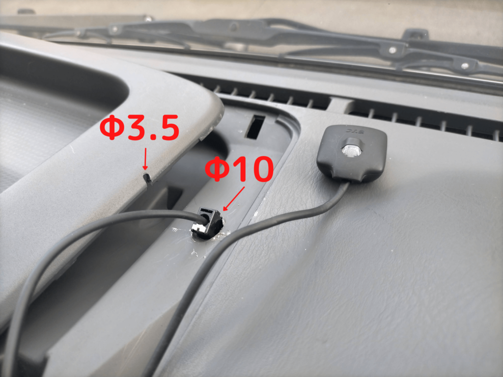 E25キャラバン/いすゞコモのダッシュボードとセンタートレイにETCアンテナケーブルを通すためΦ3.5mmとΦ10mmで穴あけ加工した位置を示した図解。フロントガラス付近のアンテナ設置位置への配線ルート