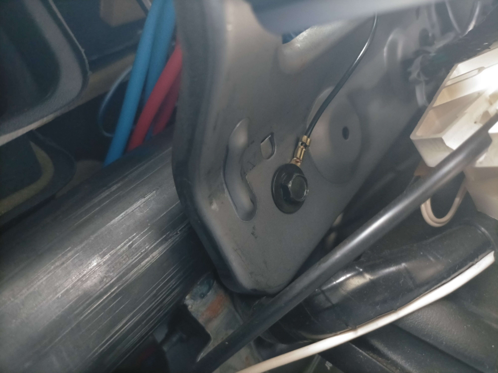 E25キャラバン/いすゞコモのETC2.0車載器DIU-C010アース線（黒）を車体金属部のボルトに確実に接続したボディアースの状態。塗装を避けた未塗装ボルトへの接続で確実な導通を確保