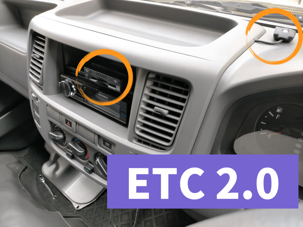 いすゞ純正（デンソーOEM）ETC2.0車載器DIU-C010（品番412600-3980）を24V仕様からいすゞコモ（E25キャラバン）12V車に流用取り付けした解説記事のアイキャッチ。電圧範囲10〜32Vの12V/24V兼用確認方法と1DINポケット埋め込み取り付け全手順を紹介