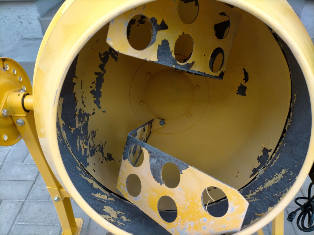 まぜ太郎AMZ-30Yのドラム内部のクローズアップ。コンクリート特有の付着汚れを正直に撮影した出品写真。シリコーンスプレー事前コーティングにより比較的清掃しやすく汚れが目立ちにくい