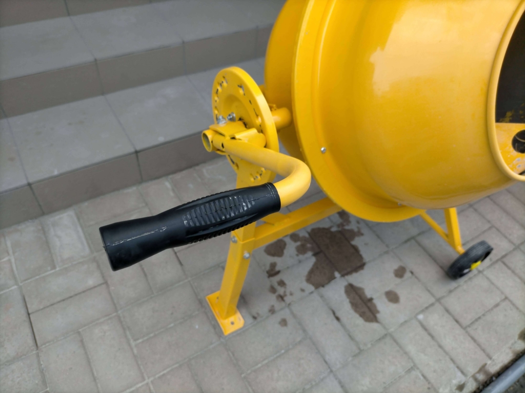 まぜ太郎AMZ-30Yのドラム傾転レバー部のクローズアップ。