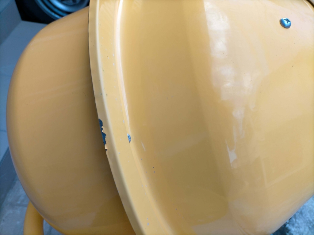 まぜ太郎AMZ-30Yの本体フレームに生じた使用による傷のクローズアップ①。