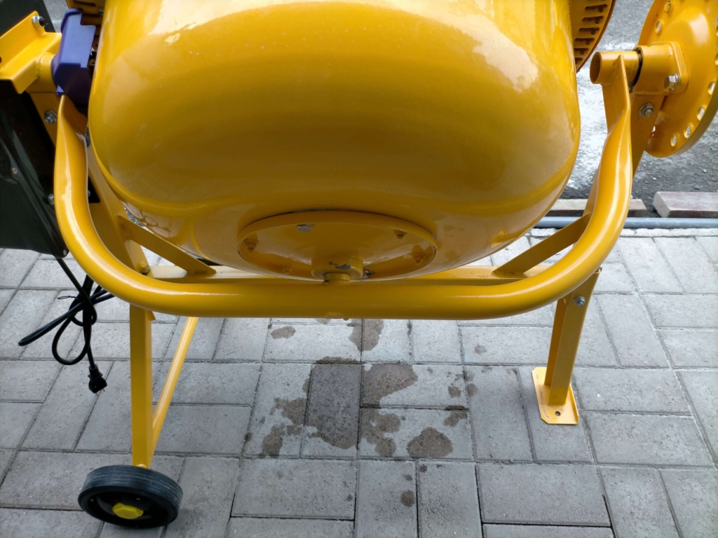 まぜ太郎AMZ-30Yの本体フレームに生じた使用による傷のクローズアップ②。