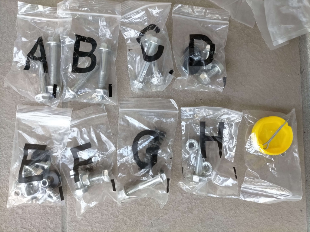 まぜ太郎AMZ-30Yに付属するネジ・ボルト・ワッシャー類の全点セット。フリマアプリ出品時に付属品が揃っていることを写真で証明することで落札価格と信頼性を高める