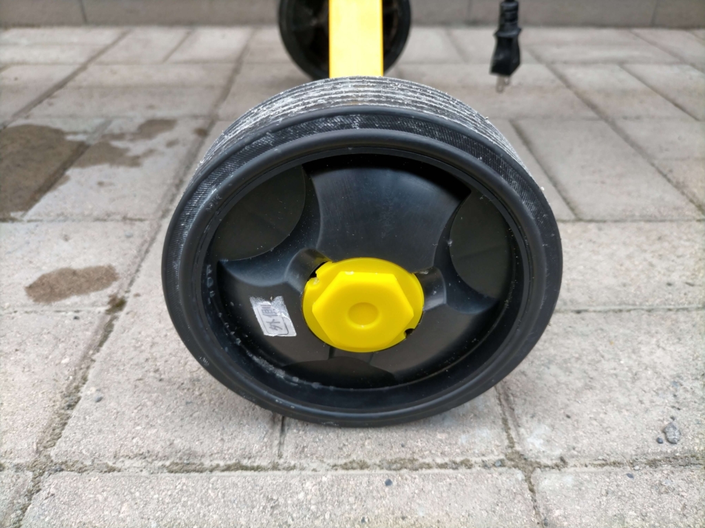 まぜ太郎AMZ-30Yの運搬用タイヤ・車輪部のクローズアップ。