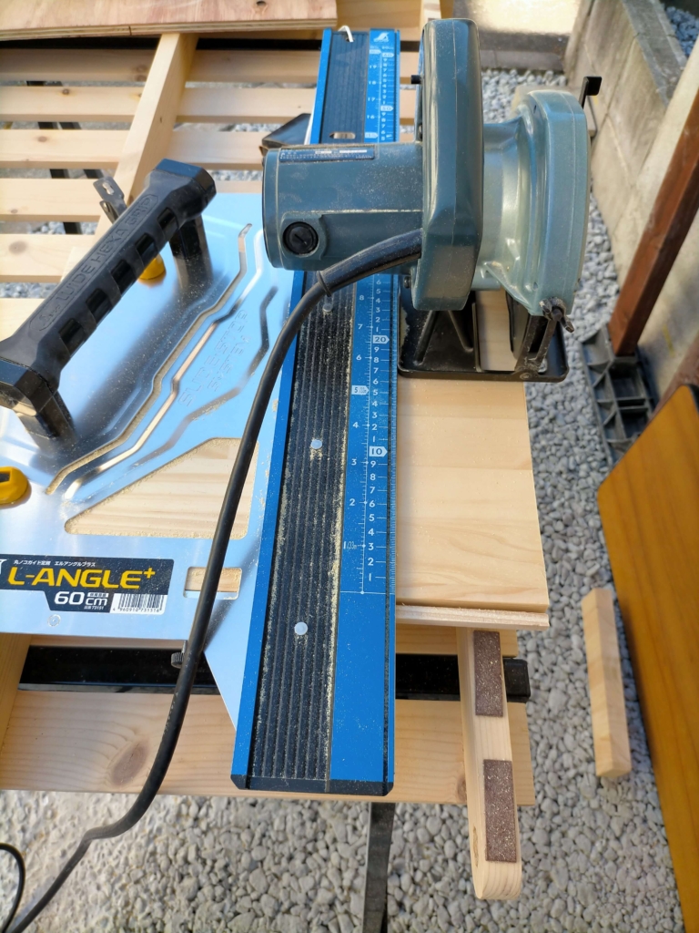 ポーラスコンクリート打設から半年後のバイク置き場・作業スペースの活用状況を示した俯瞰図。中央部はガッチリ固まりバイクスタンドにも耐え水たまりゼロ。DIY作業場としても機能