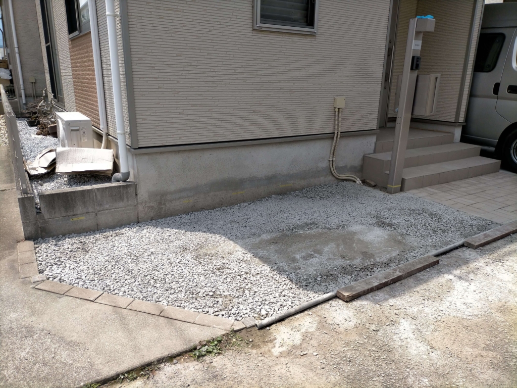 ポーラスコンクリート打設翌日の施工エリア全体の状態。中央部は概ね固まっているが端部・一部箇所で表層剥離が発生。ナルシルバー（コンクリート接着剤）で補修すれば実用上問題なし