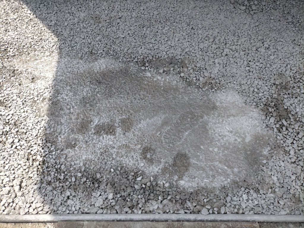 まぜ太郎AMZ-30Yコンクリートミキサーのドラムからの水漏れにより打設エリアに生じた水過多箇所。